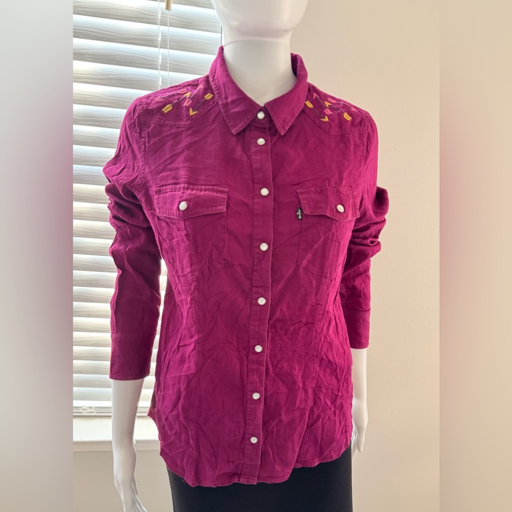 Levi’s women’s Western-style (cowboy) shirt, Size M, in fuchsia or deep magenta